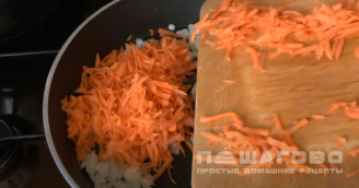 Фото приготовления рецепта: Бифарше (запеканка из картофельного пюре и куриного фарша) - шаг 4