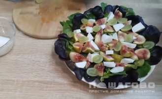Фото приготовления рецепта: Вкусный салат с инжиром - шаг 3