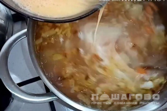 Фото приготовления рецепта: Легкий суп со щавелем и яйцом - шаг 5
