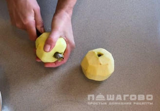 Фото приготовления рецепта: Яблочная запеканка с творогом и изюмом низкокалорийная - шаг 2