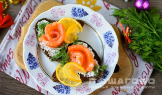 Фото приготовления рецепта: Бутерброды с красной рыбой и лимоном - шаг 3