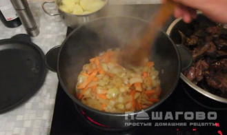 Фото приготовления рецепта: Тушеный заяц с овощами - шаг 5