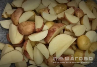 Фото приготовления рецепта: Хрустящая картошка, запеченная с грибами - шаг 2