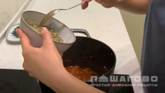 Фото приготовления рецепта: Азу по-татарски из говядины с солеными огурцами - шаг 6