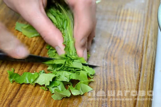 Фото приготовления рецепта: Свежий зеленый салат с курицей, овощами и сыром - шаг 5