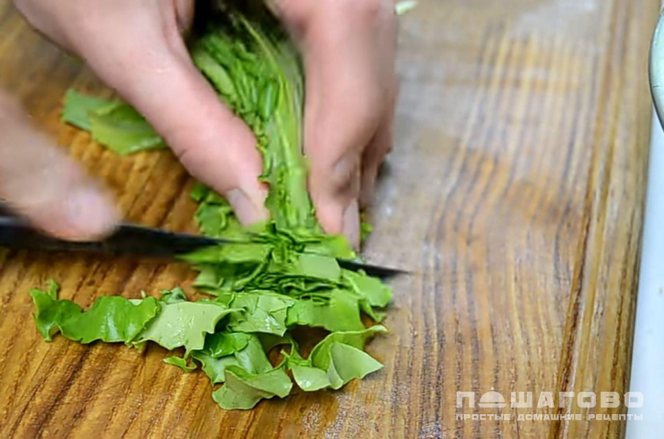 Фото приготовления рецепта: Свежий зеленый салат с курицей, овощами и сыром - шаг 5