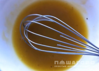 Фото приготовления рецепта: Медово-горчичная заправка для салата - шаг 3