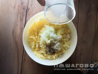Фото приготовления рецепта: Картофельные драники с молоком - шаг 1
