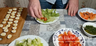 Фото приготовления рецепта: Салат с перепелиными яйцами, семгой и томатами черри - шаг 6