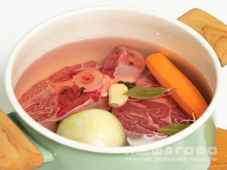 Фото приготовления рецепта: Пряный холодец из говядины с зеленью и овощами - шаг 2