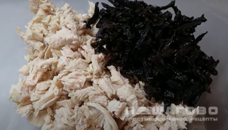 Фото приготовления рецепта: Салат с курицей, черносливом и грецкими орехами - шаг 3