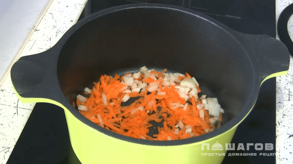Фото приготовления рецепта: Молочный суп с красной рыбой и картофелем - шаг 1