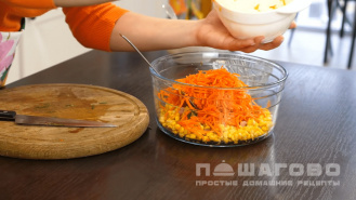 Фото приготовления рецепта: Салат с курицей морковью по-корейски и сухарями - шаг 4