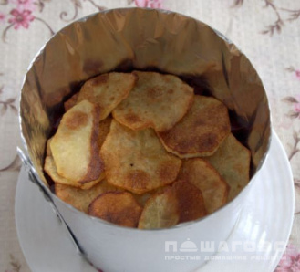 Фото приготовления рецепта: Праздничный винегрет с картофельными чипсами - шаг 6