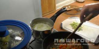 Фото приготовления рецепта: Суп финский с лососем с плавленным сыром - шаг 7