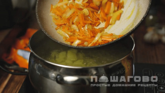 Фото приготовления рецепта: Кефирный суп с лисичками по-фински - шаг 2