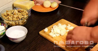 Фото приготовления рецепта: Нежный куриный жюльен с грибами и сыром - шаг 2