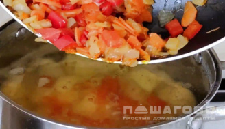 Фото приготовления рецепта: Суп с лапшой вегетарианский - шаг 3