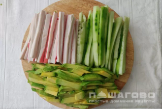 Фото приготовления рецепта: Роллы с крабовыми палочками, авокадо и семгой - шаг 3