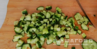 Фото приготовления рецепта: Салат с консервированной кукурузой и сухариками - шаг 1