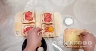 Фото приготовления рецепта: Горячие бутерброды с яйцом - шаг 6