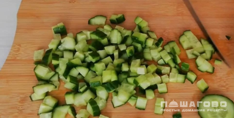 Фото приготовления рецепта: Салат с консервированной кукурузой и сухариками - шаг 1