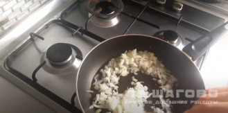 Фото приготовления рецепта: Яичница с перепелиными яйцами, шпинатом и помидорами черри - шаг 2
