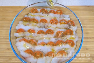 Фото приготовления рецепта: Треска с помидорами - шаг 4