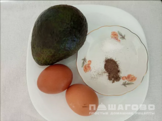 Фото приготовления рецепта: Яичница в авокадо - шаг 1