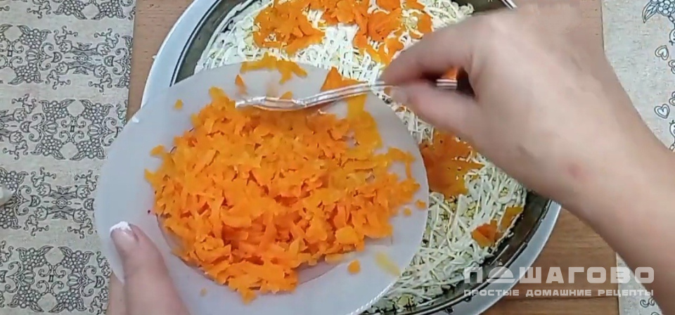 Фото приготовления рецепта: Селедка под шубой с розами - шаг 9