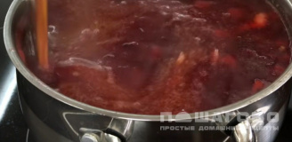 Фото приготовления рецепта: Сытный вегетарианский борщ без мяса - шаг 12
