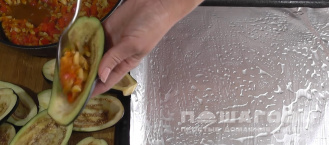Фото приготовления рецепта: Фаршированные баклажаны-лодочки под сыром - шаг 9