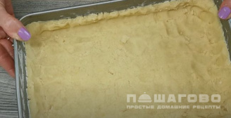 Фото приготовления рецепта: Пирог с малиной из песочного теста - шаг 4