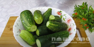 Фото приготовления рецепта: Салат из огурцов и лука на зиму - шаг 1