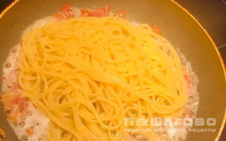 Фото приготовления рецепта: Паста карбонара «Pasta alla carbonara» - шаг 6
