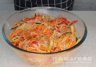 Фото приготовления рецепта: Салат с фунчозой и корейской морковью - шаг 5