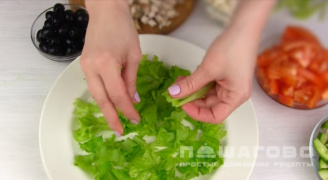 Фото приготовления рецепта: Греческий салат с курицей - шаг 7