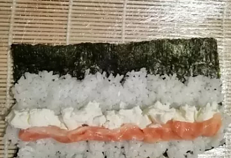 Фото приготовления рецепта: Маки ролл с лососем - шаг 2