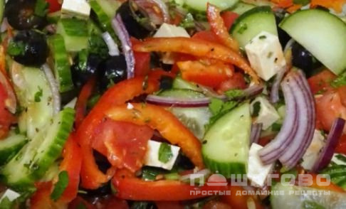 Салат по-гречески с красным луком (простой рецепт)