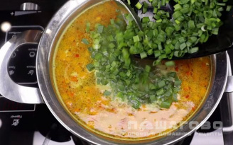 Фото приготовления рецепта: Суп с сосисками и вермишелью - шаг 7