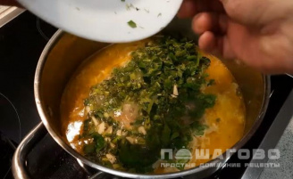 Фото приготовления рецепта: Куриный суп с капустой - шаг 6