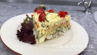 Фото приготовления рецепта: Куриный салат с маринованными грибами и сыром - шаг 5
