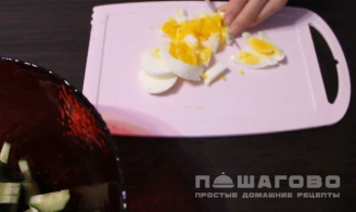 Фото приготовления рецепта: Салат с креветками, яйцом и огурцом - шаг 2