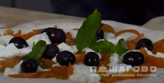 Фото приготовления рецепта: Пицца по-итальянски с помидорами черри и двумя видами сыра - шаг 7