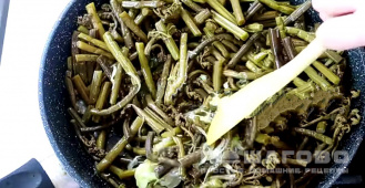 Фото приготовления рецепта: Салат из папоротника соленого - шаг 7