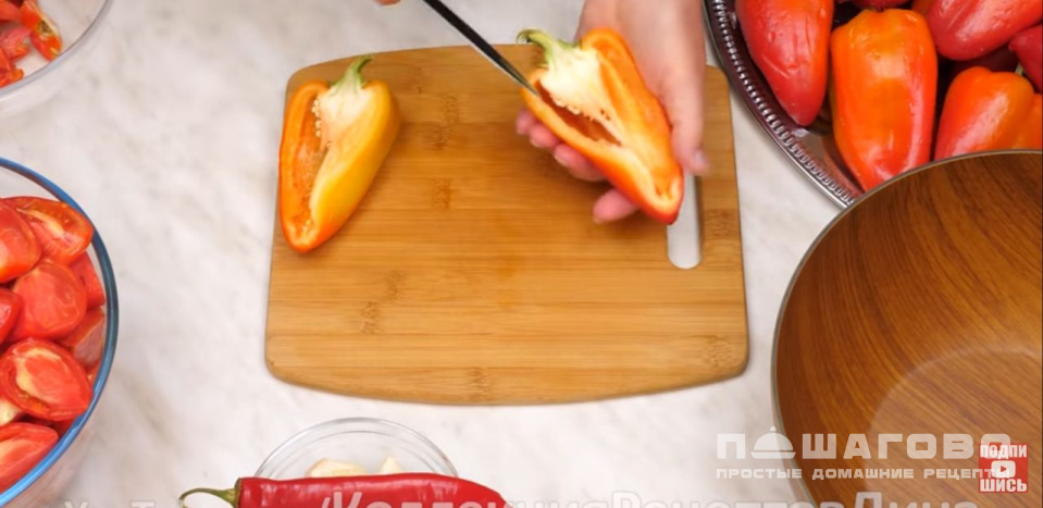 Фото приготовления рецепта: Вкусное лечо из сладкого и острого стручкового перца по-домашнему - шаг 2
