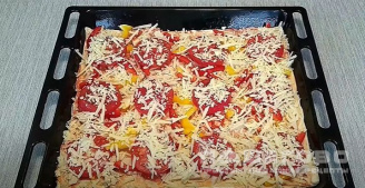 Фото приготовления рецепта: Пицца с кусочками курицы и помидорами - шаг 6