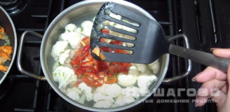 Фото приготовления рецепта: Суп с цветной капустой вегетарианский - шаг 11