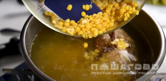 Фото приготовления рецепта: Суп гороховый с копченой курицей - шаг 4