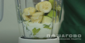 Фото приготовления рецепта: Смузи из банана и киви на молоке - шаг 2